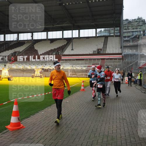 07.12.2025 - St. Pauli X-Mass-Run No. 15 Fabian Wolf http://msf.ph/oto/9414032 07.12.2025 11:21:27 Ziel 98, 105, 111, 232, 241, 1549, 1902, 1907, 2375, 2376, 2473, 2474, 2579, 2867, 3073, 3159, 3220, 3283 meine-sportfotos.de