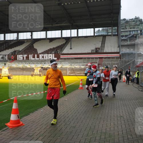 07.12.2025 - St. Pauli X-Mass-Run No. 15 Fabian Wolf http://msf.ph/oto/9414035 07.12.2025 11:21:27 Ziel 98, 105, 111, 232, 241, 1549, 1902, 1907, 2375, 2376, 2473, 2474, 2579, 2867, 3073, 3159, 3220, 3283 meine-sportfotos.de
