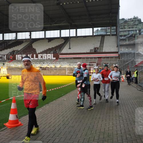 07.12.2025 - St. Pauli X-Mass-Run No. 15 Fabian Wolf http://msf.ph/oto/9414038 07.12.2025 11:21:28 Ziel 98, 105, 111, 232, 241, 1549, 1902, 1907, 2033, 2473, 2474, 2579, 2867, 3073, 3159, 3220, 3283 meine-sportfotos.de