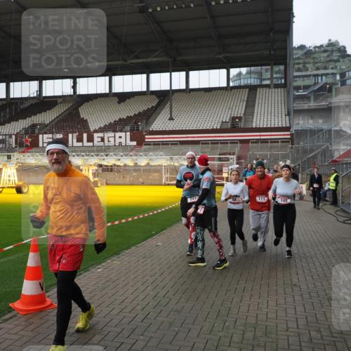 07.12.2025 - St. Pauli X-Mass-Run No. 15 Fabian Wolf http://msf.ph/oto/9414041 07.12.2025 11:21:28 Ziel 98, 105, 111, 232, 241, 1549, 1902, 1907, 2033, 2473, 2474, 2579, 2867, 3073, 3159, 3220, 3283 meine-sportfotos.de