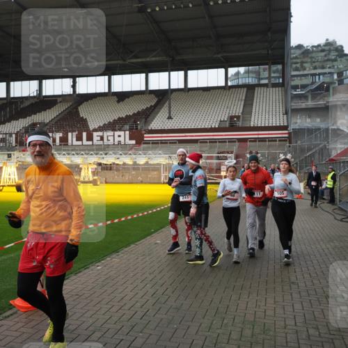 07.12.2025 - St. Pauli X-Mass-Run No. 15 Fabian Wolf http://msf.ph/oto/9414043 07.12.2025 11:21:29 Ziel 98, 105, 111, 232, 241, 1549, 1902, 1907, 2033, 2197, 2473, 2474, 2579, 2867, 3073, 3159, 3283 meine-sportfotos.de
