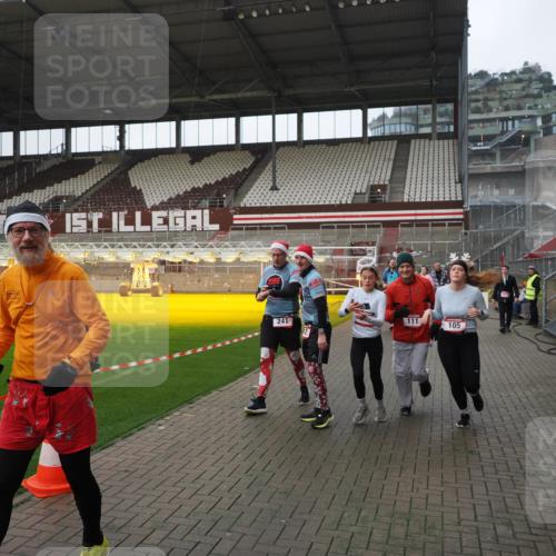 07.12.2025 - St. Pauli X-Mass-Run No. 15 Fabian Wolf http://msf.ph/oto/9414046 07.12.2025 11:21:29 Ziel 98, 105, 111, 232, 241, 1549, 1902, 1907, 2033, 2197, 2473, 2474, 2579, 2867, 3073, 3159, 3283 meine-sportfotos.de