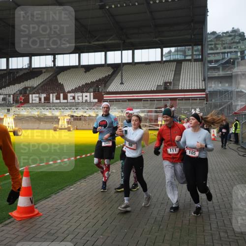 07.12.2025 - St. Pauli X-Mass-Run No. 15 Fabian Wolf http://msf.ph/oto/9414055 07.12.2025 11:21:29 Ziel 98, 105, 111, 232, 241, 1549, 1902, 1907, 2033, 2197, 2473, 2474, 2579, 2867, 3073, 3159, 3283 meine-sportfotos.de