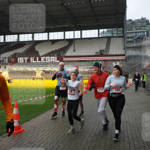 07.12.2025 - St. Pauli X-Mass-Run No. 15 Fabian Wolf http://msf.ph/oto/9414058 07.12.2025 11:21:30 Ziel 98, 105, 111, 232, 241, 1549, 1902, 1907, 2033, 2197, 2473, 2474, 2579, 3073, 3159, 3283 meine-sportfotos.de
