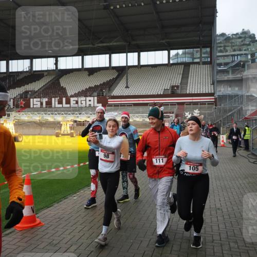 07.12.2025 - St. Pauli X-Mass-Run No. 15 Fabian Wolf http://msf.ph/oto/9414060 07.12.2025 11:21:30 Ziel 98, 105, 111, 232, 241, 1549, 1902, 1907, 2033, 2197, 2473, 2474, 2579, 3073, 3159, 3283 meine-sportfotos.de