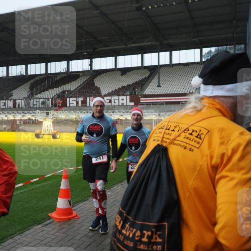 07.12.2025 - St. Pauli X-Mass-Run No. 15 Fabian Wolf http://msf.ph/oto/9414072 07.12.2025 11:21:31 Ziel 98, 105, 111, 232, 241, 1549, 1902, 1907, 2033, 2197, 2473, 2474, 2579, 3073, 3159, 3283 meine-sportfotos.de