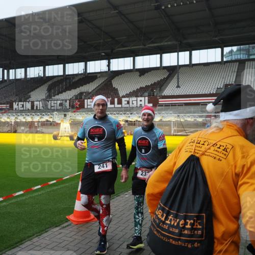 07.12.2025 - St. Pauli X-Mass-Run No. 15 Fabian Wolf http://msf.ph/oto/9414078 07.12.2025 11:21:32 Ziel 98, 105, 111, 232, 241, 1549, 1902, 1907, 2033, 2197, 2473, 2474, 2579, 3073, 3159, 3283 meine-sportfotos.de