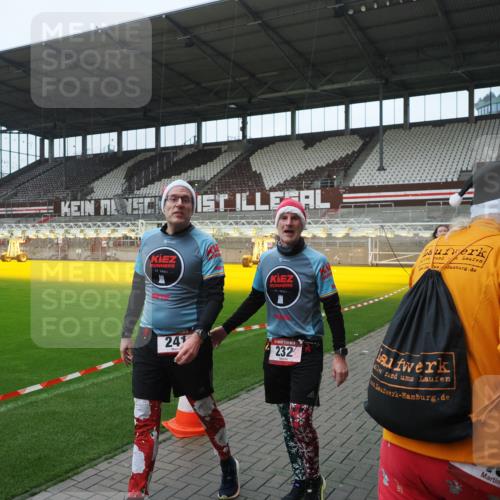 07.12.2025 - St. Pauli X-Mass-Run No. 15 Fabian Wolf http://msf.ph/oto/9414084 07.12.2025 11:21:32 Ziel 98, 105, 111, 232, 241, 1549, 1902, 1907, 2033, 2197, 2473, 2474, 2579, 3073, 3159, 3283 meine-sportfotos.de