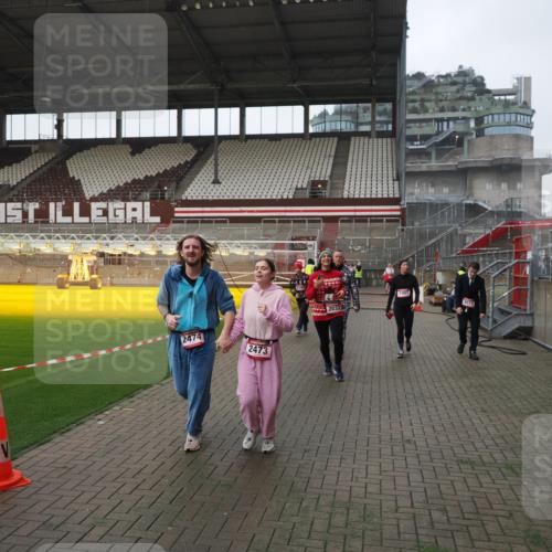 07.12.2025 - St. Pauli X-Mass-Run No. 15 Fabian Wolf http://msf.ph/oto/9414094 07.12.2025 11:21:34 Ziel 98, 105, 111, 232, 241, 1549, 1902, 1907, 2033, 2197, 2473, 2474, 2579, 3073, 3159 meine-sportfotos.de