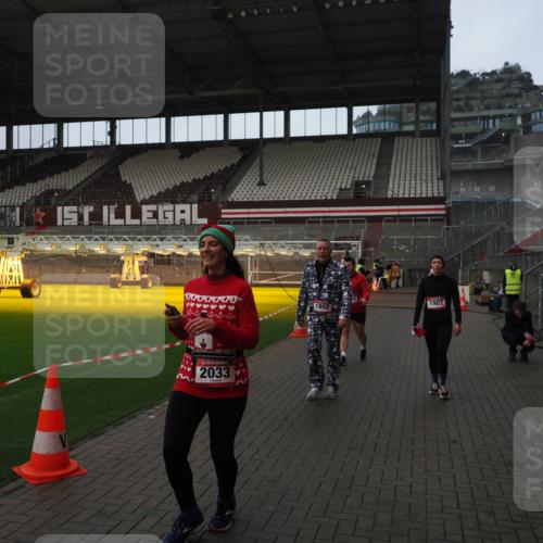 07.12.2025 - St. Pauli X-Mass-Run No. 15 Fabian Wolf http://msf.ph/oto/9414108 07.12.2025 11:21:36 Ziel 98, 105, 111, 232, 241, 1549, 1902, 1907, 1939, 2033, 2197, 2473, 2474, 3073 meine-sportfotos.de