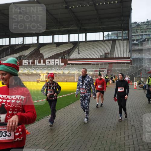 07.12.2025 - St. Pauli X-Mass-Run No. 15 Fabian Wolf http://msf.ph/oto/9414120 07.12.2025 11:21:37 Ziel 98, 105, 111, 232, 241, 1549, 1902, 1907, 1939, 2033, 2197, 2473, 2474, 3073 meine-sportfotos.de