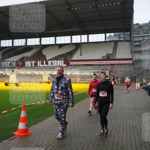 07.12.2025 - St. Pauli X-Mass-Run No. 15 Fabian Wolf http://msf.ph/oto/9414132 07.12.2025 11:21:38 Ziel 98, 105, 111, 232, 241, 1549, 1902, 1907, 1939, 2033, 2197, 2473, 2474, 3073 meine-sportfotos.de