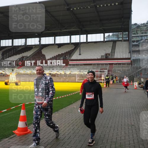 07.12.2025 - St. Pauli X-Mass-Run No. 15 Fabian Wolf http://msf.ph/oto/9414138 07.12.2025 11:21:38 Ziel 98, 105, 111, 232, 241, 1549, 1902, 1907, 1939, 2033, 2197, 2473, 2474, 3073 meine-sportfotos.de