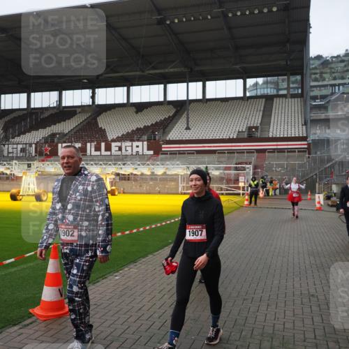 07.12.2025 - St. Pauli X-Mass-Run No. 15 Fabian Wolf http://msf.ph/oto/9414141 07.12.2025 11:21:38 Ziel 98, 105, 111, 232, 241, 1549, 1902, 1907, 1939, 2033, 2197, 2473, 2474, 3073 meine-sportfotos.de