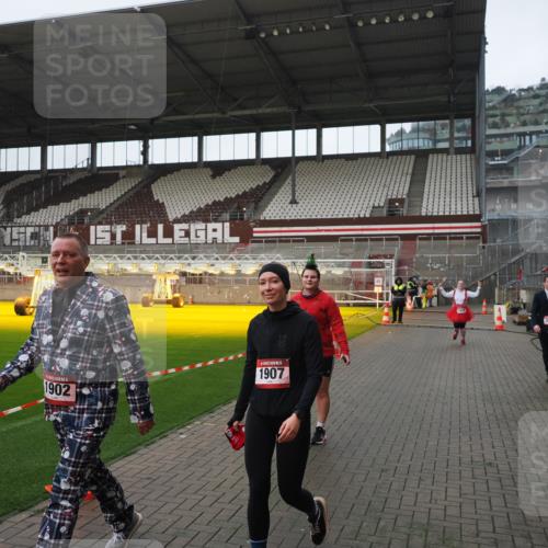07.12.2025 - St. Pauli X-Mass-Run No. 15 Fabian Wolf http://msf.ph/oto/9414144 07.12.2025 11:21:38 Ziel 98, 105, 111, 232, 241, 1549, 1902, 1907, 1939, 2033, 2197, 2473, 2474, 3073 meine-sportfotos.de