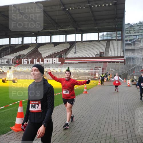 07.12.2025 - St. Pauli X-Mass-Run No. 15 Fabian Wolf http://msf.ph/oto/9414147 07.12.2025 11:21:39 Ziel 98, 105, 111, 232, 241, 1549, 1902, 1907, 1939, 2033, 2197, 2473, 2474, 3073 meine-sportfotos.de