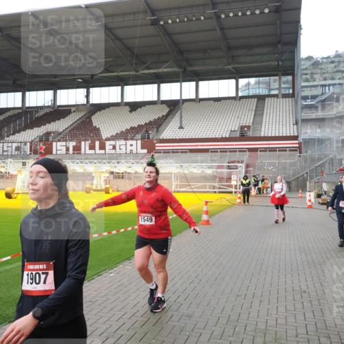 07.12.2025 - St. Pauli X-Mass-Run No. 15 Fabian Wolf http://msf.ph/oto/9414150 07.12.2025 11:21:39 Ziel 98, 105, 111, 232, 241, 1549, 1902, 1907, 1939, 2033, 2197, 2473, 2474, 3073 meine-sportfotos.de