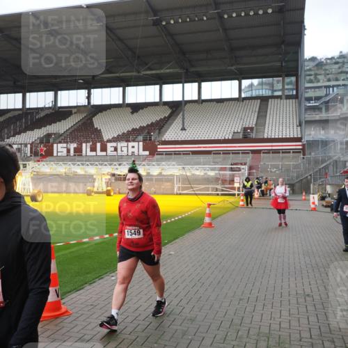 07.12.2025 - St. Pauli X-Mass-Run No. 15 Fabian Wolf http://msf.ph/oto/9414153 07.12.2025 11:21:39 Ziel 98, 105, 111, 232, 241, 1549, 1902, 1907, 1939, 2033, 2197, 2473, 2474, 3073 meine-sportfotos.de