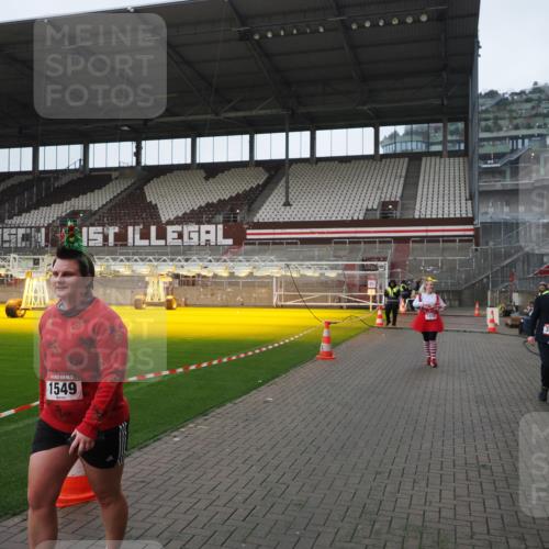 07.12.2025 - St. Pauli X-Mass-Run No. 15 Fabian Wolf http://msf.ph/oto/9414165 07.12.2025 11:21:40 Ziel 98, 105, 111, 232, 241, 1549, 1902, 1907, 1939, 2033, 2197, 2473, 2474, 3073 meine-sportfotos.de