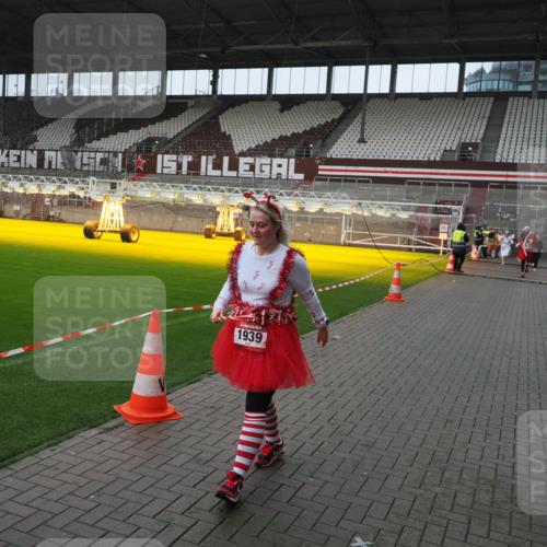 07.12.2025 - St. Pauli X-Mass-Run No. 15 Fabian Wolf http://msf.ph/oto/9414214 07.12.2025 11:21:48 Ziel 1284, 1297, 1939, 2033, 2197 meine-sportfotos.de