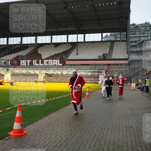 07.12.2025 - St. Pauli X-Mass-Run No. 15 Fabian Wolf http://msf.ph/oto/9414217 07.12.2025 11:21:54 Ziel 1284, 1297, 1775, 1779, 1904, 1939 meine-sportfotos.de