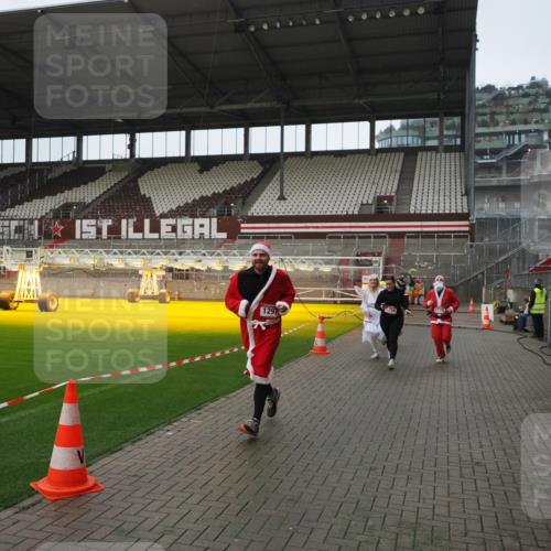07.12.2025 - St. Pauli X-Mass-Run No. 15 Fabian Wolf http://msf.ph/oto/9414220 07.12.2025 11:21:54 Ziel 1284, 1297, 1775, 1779, 1904, 1939 meine-sportfotos.de