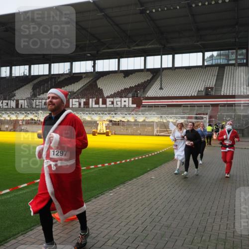 07.12.2025 - St. Pauli X-Mass-Run No. 15 Fabian Wolf http://msf.ph/oto/9414235 07.12.2025 11:21:55 Ziel 1284, 1297, 1775, 1779, 1904, 1939 meine-sportfotos.de