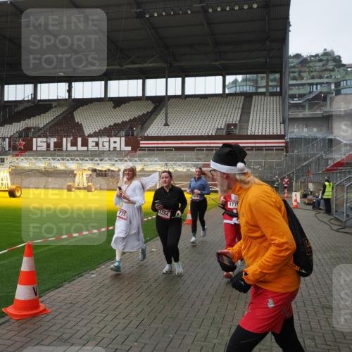 07.12.2025 - St. Pauli X-Mass-Run No. 15 Fabian Wolf http://msf.ph/oto/9414241 07.12.2025 11:21:56 Ziel 1284, 1297, 1775, 1779, 1904, 1939 meine-sportfotos.de
