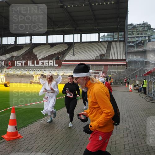 07.12.2025 - St. Pauli X-Mass-Run No. 15 Fabian Wolf http://msf.ph/oto/9414244 07.12.2025 11:21:56 Ziel 1284, 1297, 1775, 1779, 1904, 1939 meine-sportfotos.de