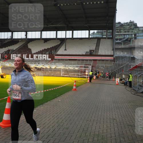 07.12.2025 - St. Pauli X-Mass-Run No. 15 Fabian Wolf http://msf.ph/oto/9414259 07.12.2025 11:21:58 Ziel 1284, 1297, 1775, 1779, 1904 meine-sportfotos.de