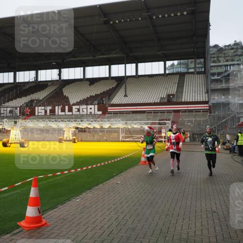 07.12.2025 - St. Pauli X-Mass-Run No. 15 Fabian Wolf http://msf.ph/oto/9414268 07.12.2025 11:22:05 Ziel 1284, 1297, 1775, 1779, 1904, 3474, 3475, 3820, 3821 meine-sportfotos.de