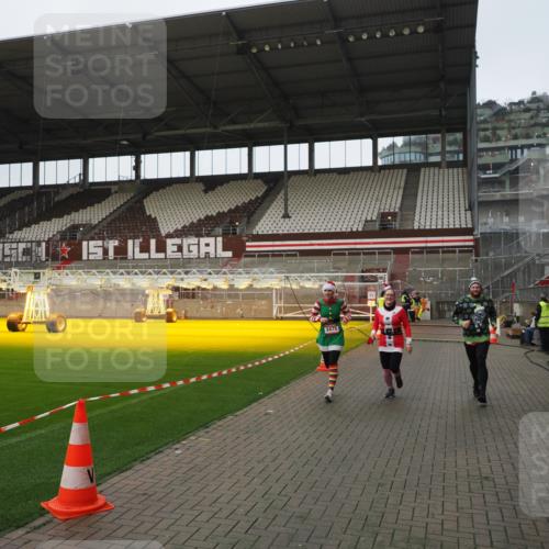 07.12.2025 - St. Pauli X-Mass-Run No. 15 Fabian Wolf http://msf.ph/oto/9414271 07.12.2025 11:22:05 Ziel 1284, 1297, 1775, 1779, 1904, 3474, 3475, 3820, 3821 meine-sportfotos.de