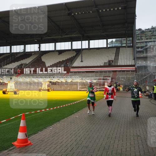 07.12.2025 - St. Pauli X-Mass-Run No. 15 Fabian Wolf http://msf.ph/oto/9414274 07.12.2025 11:22:05 Ziel 1284, 1297, 1775, 1779, 1904, 3474, 3475, 3820, 3821 meine-sportfotos.de