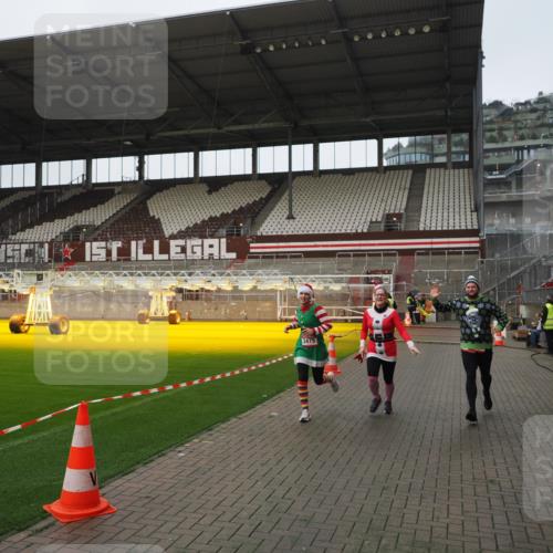 07.12.2025 - St. Pauli X-Mass-Run No. 15 Fabian Wolf http://msf.ph/oto/9414277 07.12.2025 11:22:05 Ziel 1284, 1297, 1775, 1779, 1904, 3474, 3475, 3820, 3821 meine-sportfotos.de
