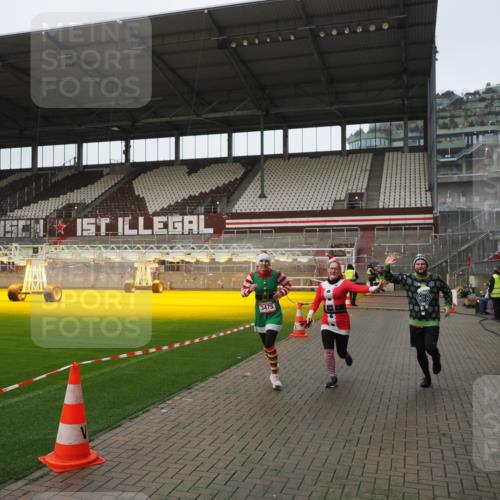 07.12.2025 - St. Pauli X-Mass-Run No. 15 Fabian Wolf http://msf.ph/oto/9414281 07.12.2025 11:22:05 Ziel 1284, 1297, 1775, 1779, 1904, 3474, 3475, 3820, 3821 meine-sportfotos.de