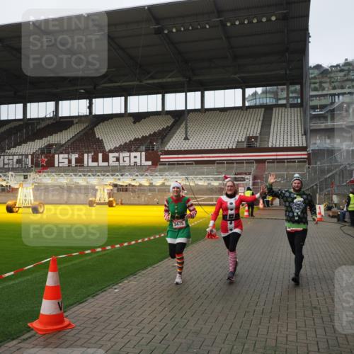 07.12.2025 - St. Pauli X-Mass-Run No. 15 Fabian Wolf http://msf.ph/oto/9414284 07.12.2025 11:22:06 Ziel 1284, 1297, 1775, 1779, 1904, 3474, 3475, 3820, 3821 meine-sportfotos.de