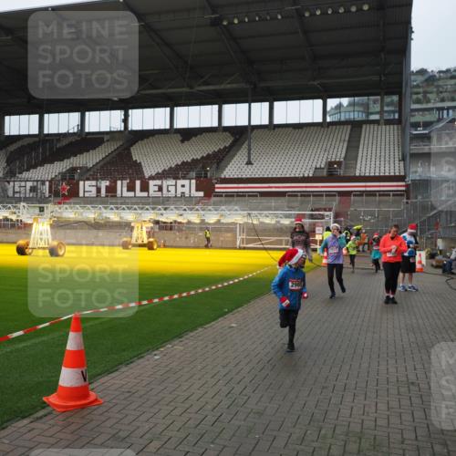 07.12.2025 - St. Pauli X-Mass-Run No. 15 Fabian Wolf http://msf.ph/oto/9414338 07.12.2025 11:22:27 Ziel 1349, 1391, 1431, 2550, 2557, 2812, 2985, 3127 meine-sportfotos.de
