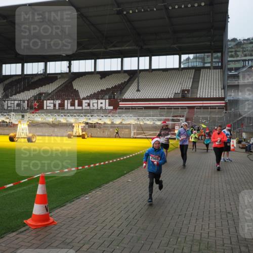 07.12.2025 - St. Pauli X-Mass-Run No. 15 Fabian Wolf http://msf.ph/oto/9414341 07.12.2025 11:22:27 Ziel 1349, 1391, 1431, 2550, 2557, 2812, 2985, 3127 meine-sportfotos.de