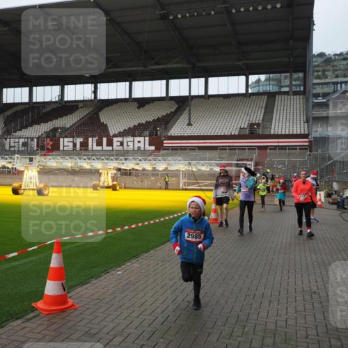 07.12.2025 - St. Pauli X-Mass-Run No. 15 Fabian Wolf http://msf.ph/oto/9414347 07.12.2025 11:22:28 Ziel 1349, 1391, 1431, 2550, 2557, 2812, 2985, 3127 meine-sportfotos.de
