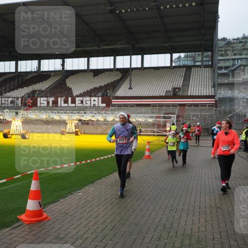 07.12.2025 - St. Pauli X-Mass-Run No. 15 Fabian Wolf http://msf.ph/oto/9414362 07.12.2025 11:22:30 Ziel 520, 1349, 1391, 1431, 2550, 2557, 2812, 2985, 3127 meine-sportfotos.de