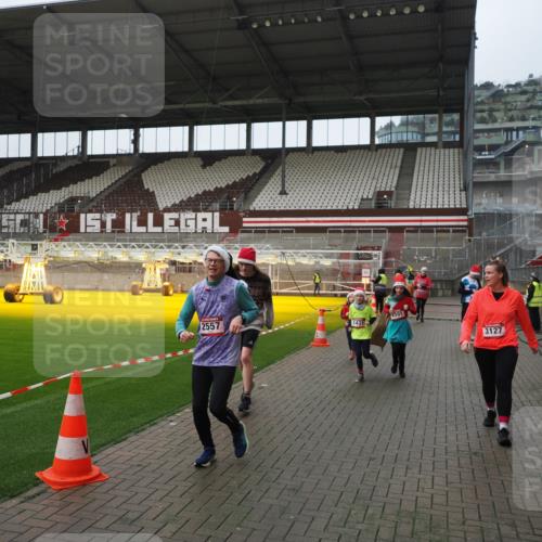 07.12.2025 - St. Pauli X-Mass-Run No. 15 Fabian Wolf http://msf.ph/oto/9414370 07.12.2025 11:22:31 Ziel 520, 1349, 1391, 1431, 2550, 2557, 2812, 2985, 3127 meine-sportfotos.de