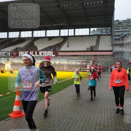 07.12.2025 - St. Pauli X-Mass-Run No. 15 Fabian Wolf http://msf.ph/oto/9414382 07.12.2025 11:22:32 Ziel 520, 1349, 1391, 1431, 2550, 2557, 2812, 2985, 3127 meine-sportfotos.de