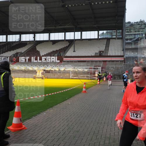 07.12.2025 - St. Pauli X-Mass-Run No. 15 Fabian Wolf http://msf.ph/oto/9414437 07.12.2025 11:22:36 Ziel 520, 1018, 1349, 1391, 1431, 2550, 2557, 2985, 3127 meine-sportfotos.de