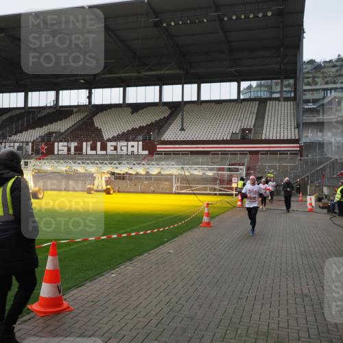 07.12.2025 - St. Pauli X-Mass-Run No. 15 Fabian Wolf http://msf.ph/oto/9414470 07.12.2025 11:23:02 Ziel 2023, 4249, 4824 meine-sportfotos.de