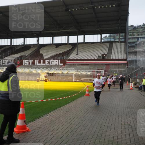 07.12.2025 - St. Pauli X-Mass-Run No. 15 Fabian Wolf http://msf.ph/oto/9414479 07.12.2025 11:23:03 Ziel 69, 2023, 2373, 4249, 4824 meine-sportfotos.de