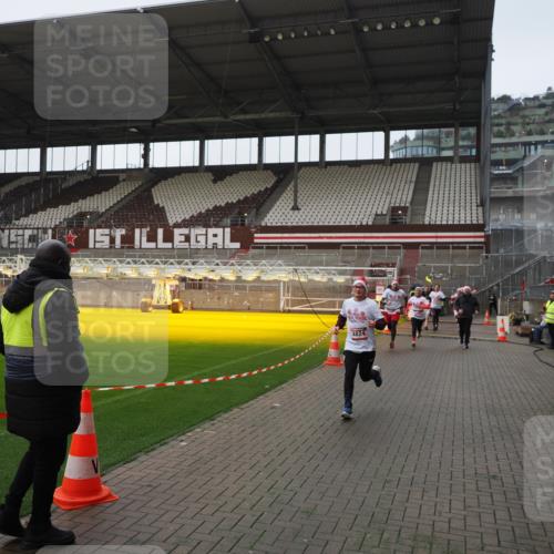 07.12.2025 - St. Pauli X-Mass-Run No. 15 Fabian Wolf http://msf.ph/oto/9414482 07.12.2025 11:23:03 Ziel 69, 2023, 2373, 4249, 4824 meine-sportfotos.de