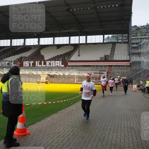 07.12.2025 - St. Pauli X-Mass-Run No. 15 Fabian Wolf http://msf.ph/oto/9414488 07.12.2025 11:23:04 Ziel 21, 69, 2023, 2373, 4249, 4824 meine-sportfotos.de