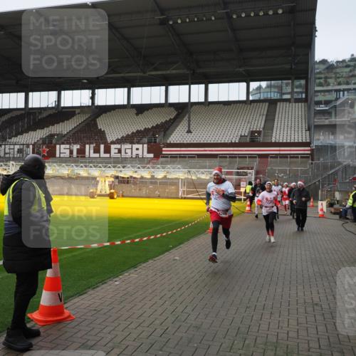 07.12.2025 - St. Pauli X-Mass-Run No. 15 Fabian Wolf http://msf.ph/oto/9414506 07.12.2025 11:23:05 Ziel 21, 69, 2023, 2373, 4249, 4824 meine-sportfotos.de