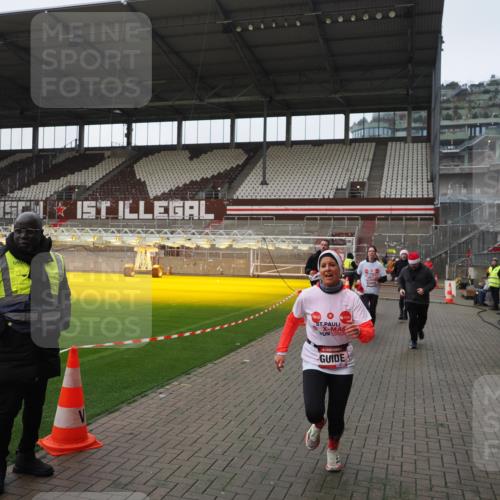 07.12.2025 - St. Pauli X-Mass-Run No. 15 Fabian Wolf http://msf.ph/oto/9414530 07.12.2025 11:23:06 Ziel 21, 69, 2023, 2373, 4249, 4824 meine-sportfotos.de