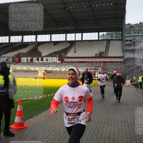 07.12.2025 - St. Pauli X-Mass-Run No. 15 Fabian Wolf http://msf.ph/oto/9414537 07.12.2025 11:23:07 Ziel 21, 69, 2023, 2373, 4249, 4824 meine-sportfotos.de